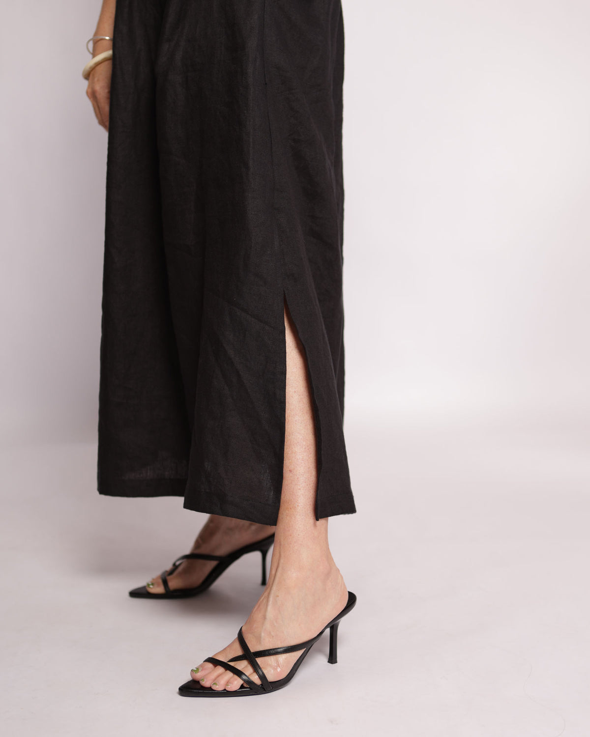 Winnie black linen maxi dress – side slit detail
